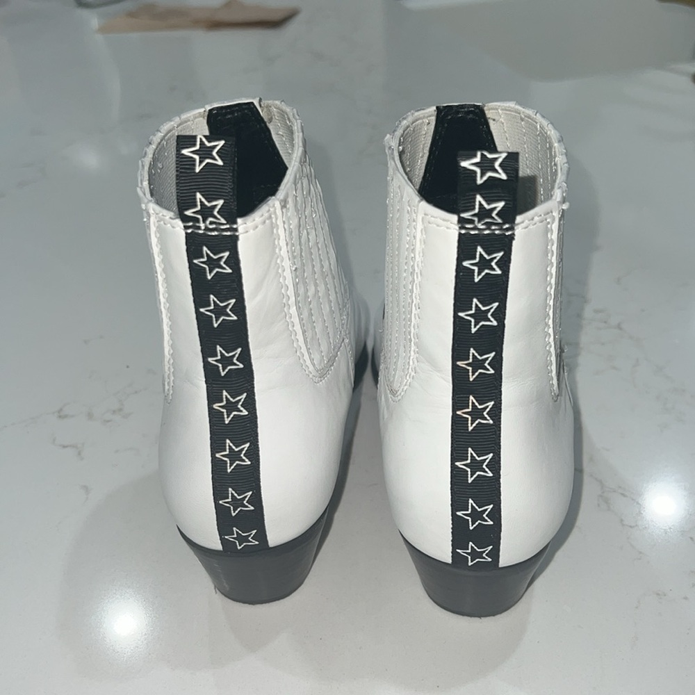 Steve Madden Rare Cowboy Style White Leather Bootie Black Heel & Star Detail Sz7 - Picture 2 of 8